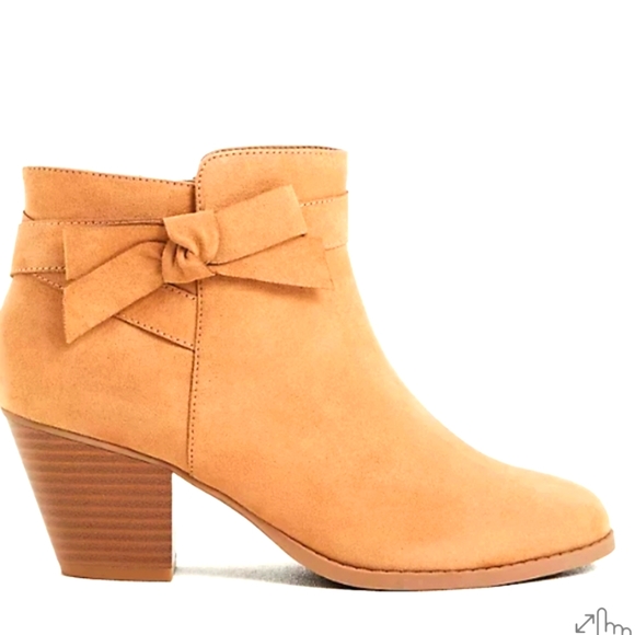 👣🤣TORRID Beige Faux Suede Side Bow☀️ Booties☀️ - Picture 2 of 7